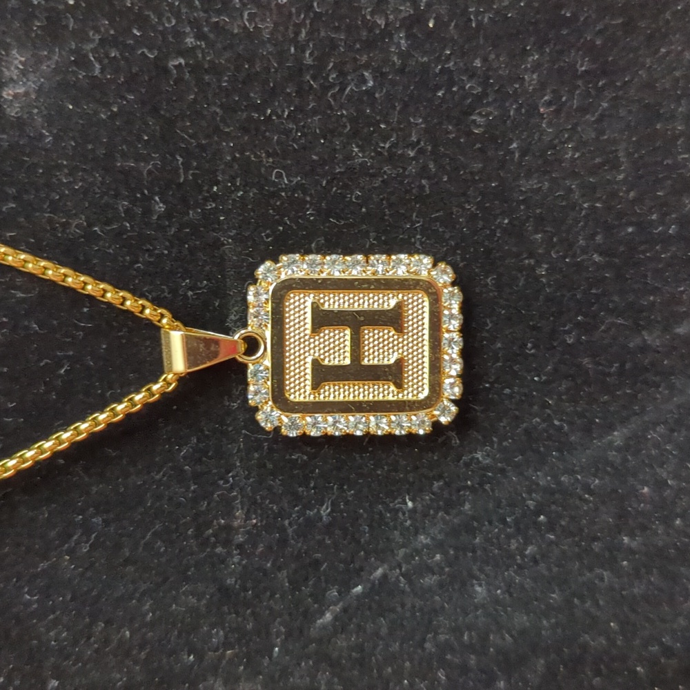 NWOT (260) Gold toned Necklace with Initial "H" Pendant - costume jewelry
